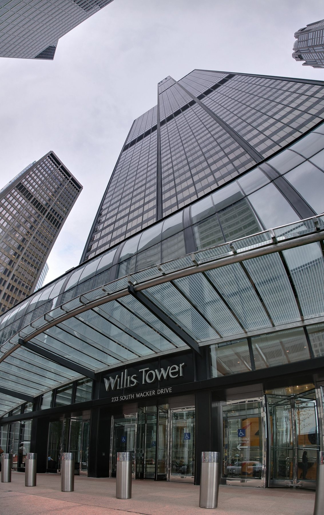 Looking up at Willis Tower from its base in 2009.